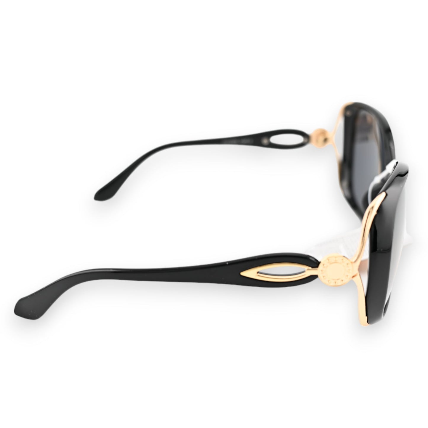 Große schwarze Sonnenbrille mit goldenen Akzenten, Seitenansicht. Elegantes Design mit geschwungenen Bügeln und dunklen Gl...