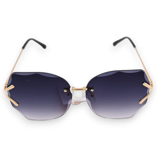 Elegante Sonnenbrille mit großen schwarzen getönten Gläsern, goldenem Rahmen und geschwungenen Bügeln