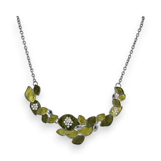 Grüne Blätter Halskette mit silberner Kette, grünen Blattformen und kleinen Kristallblüten, eleganter Modeschmuck
