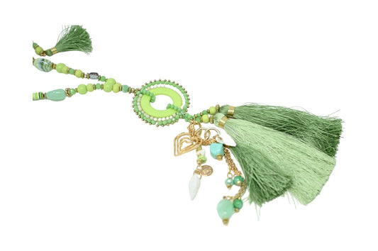 Grüne Boho-Halskette mit Medaillon, Quasten und Charms, aus Perlen und Edelsteinen in verschiedenen Grüntönen