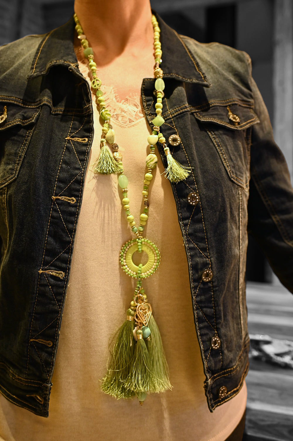 Fantasie Halskette in Grün-Schattierungen mit rundem Medaillon, Quasten und Charm-Anhängern