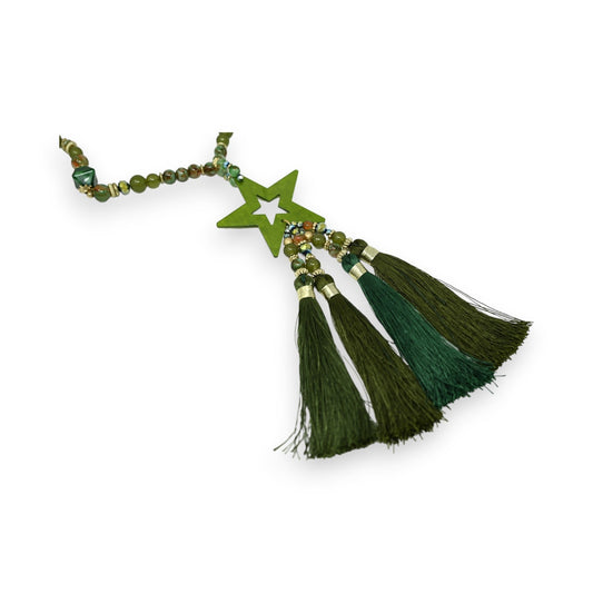 Grüne Halskette mit Sternanhänger und Quasten, Boho-Schmuck mit Perlen und goldfarbenen Akzenten