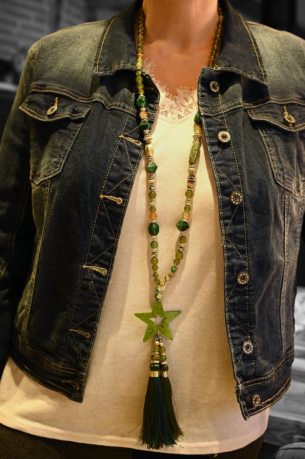 Halskette in Grün-Tönen mit Stern