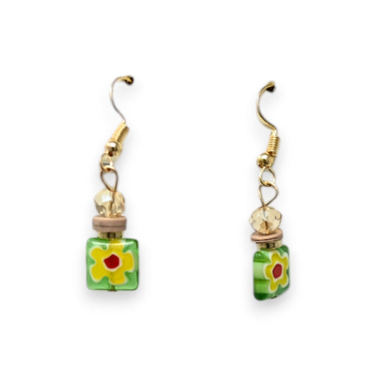 Grüne Glasperlen-Ohrringe mit gelber Blume, goldfarbenen Haken und beigen Akzenten, sommerlicher Schmuck