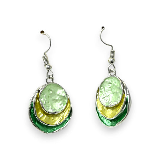 Ohrringe mit grünen, gelben und hellgrünen Reliefscheiben, mehrschichtig angeordnet, an silbernen Haken