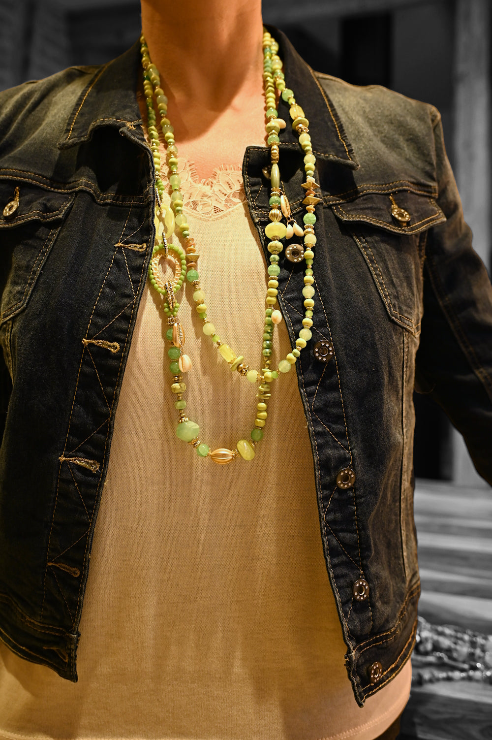 Halskette in Sautoir-Stil mit 2 Reihen in Grüntönen mit Perlen und Steinen