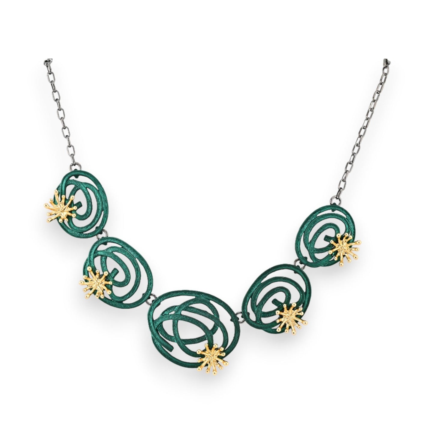Elegante Halskette mit grünen Spiralen und goldenen Sternen, verbunden durch Silberkette. Moderner Schmuck von Ikita.