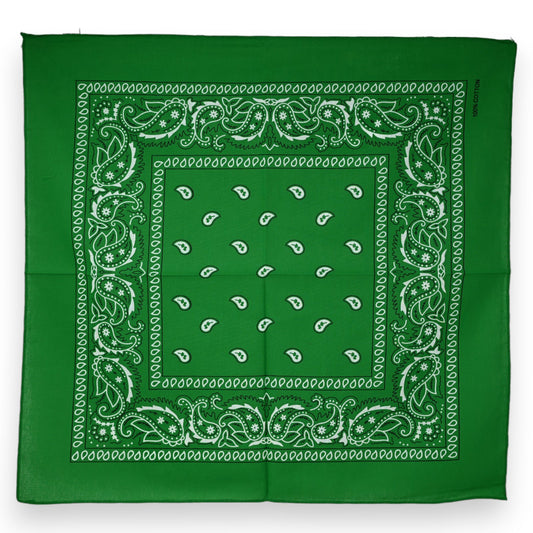 Grünes Bandana mit traditionellem Paisley-Muster, quadratisch gefaltet. Dekoratives weißes Design auf leuchtendem Grün.