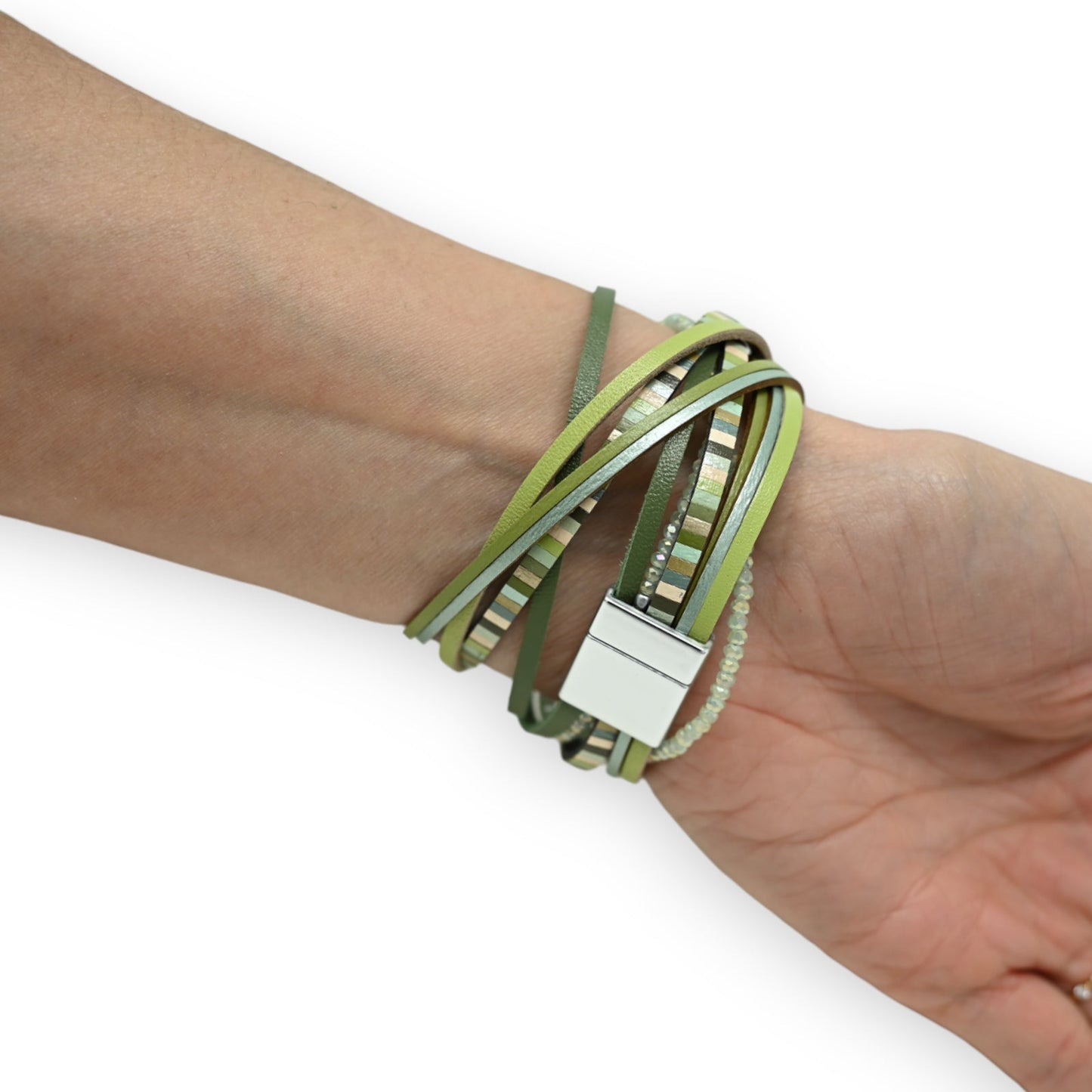 Grünes Lederarmband mit mehreren Wicklungen, Perlen und silbernem Verschluss am Handgelenk einer Person