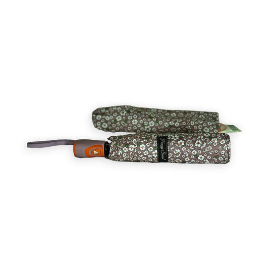 Halbautomatischer Klappschirm mit Liberty-Blumenmuster in Altrosa, kompakt gefaltet mit orangefarbenem Griff und grauem Band