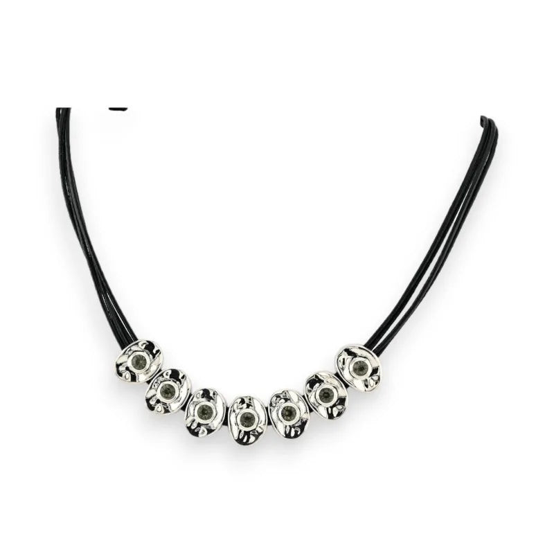Modeschmuck-Halskette mit schwarzem Band und silbernen Anhängern mit Blumenmotiven