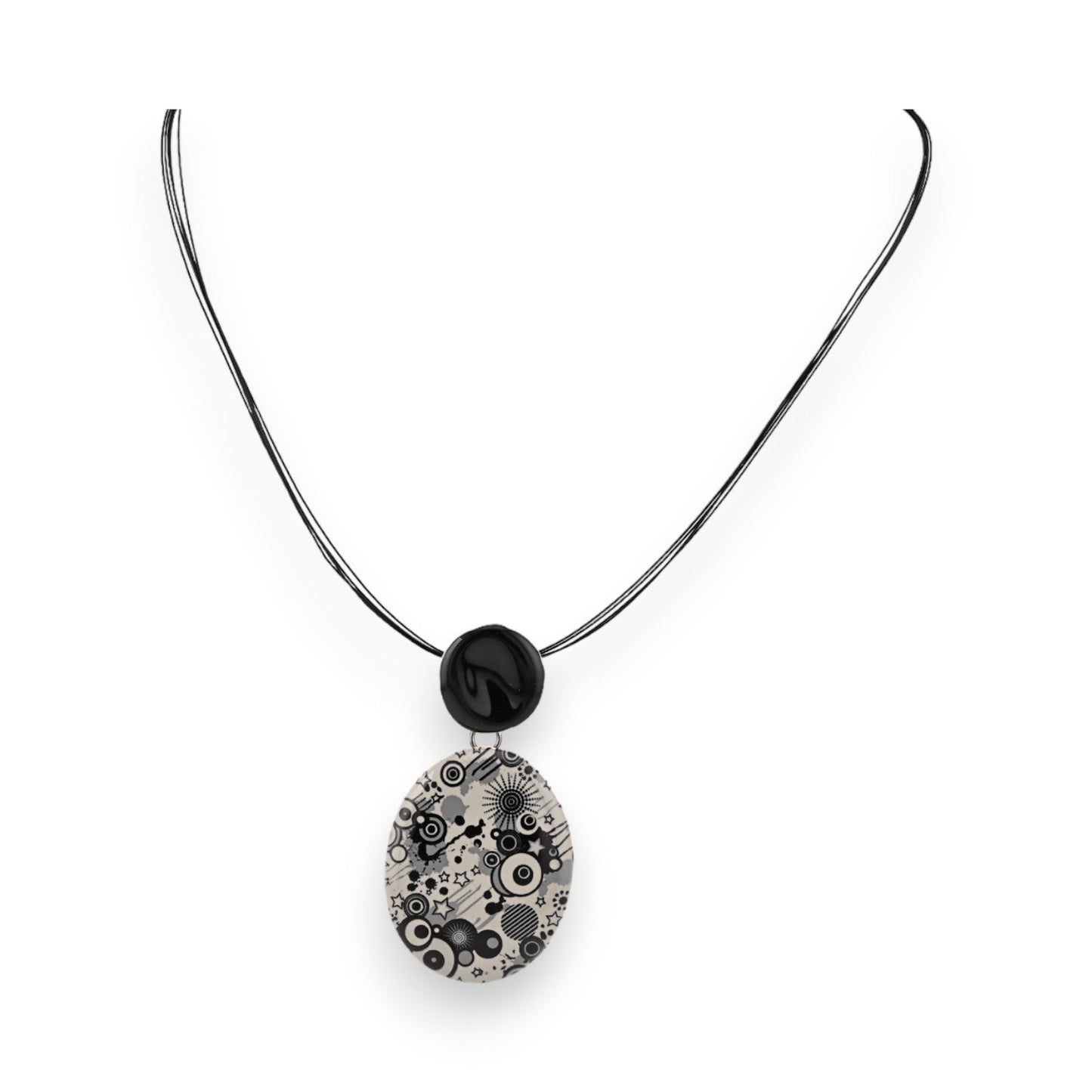 Moderne Halskette mit silbernem Draht, schwarzer Perle und ovalem Anhänger mit geometrischem Muster in Schwarz-Weiß
