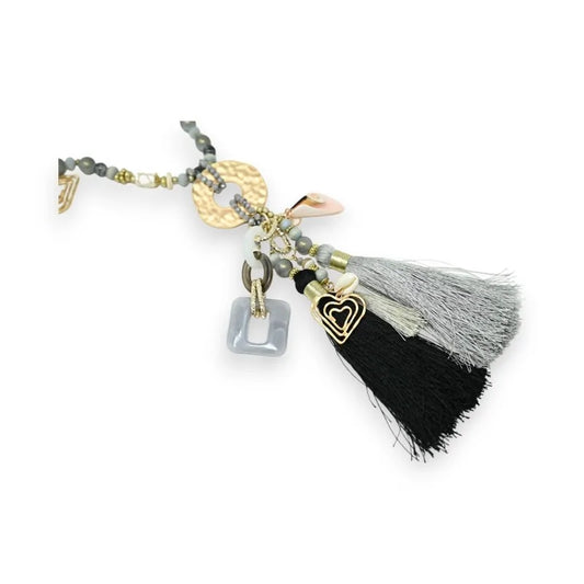 Graue und schwarze Sautoir-Halskette mit goldenem Medaillon, Quasten und fantasievollen Anhängern