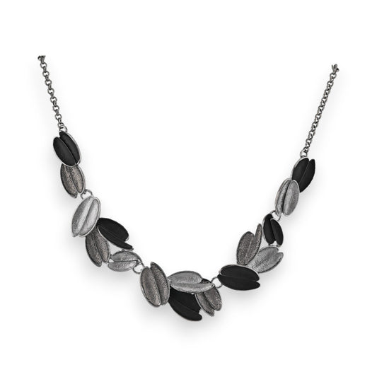 Elegante Halskette mit grauen und schwarzen blattförmigen Anhängern, modern und filigran gestaltet