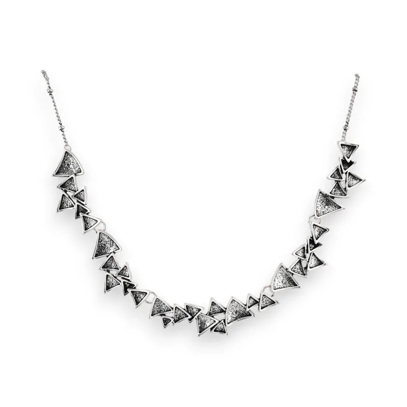 Gealterte silberne Halskette mit dreieckigen Anhängern, moderner und geometrischer Schmuck