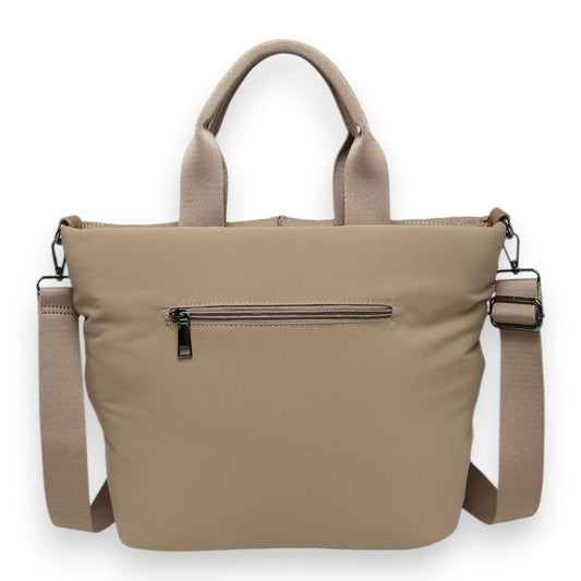 Elegante beige Handtasche mit Reißverschluss, Tragegriffen und abnehmbarem Schulterriemen auf weißem Hintergrund