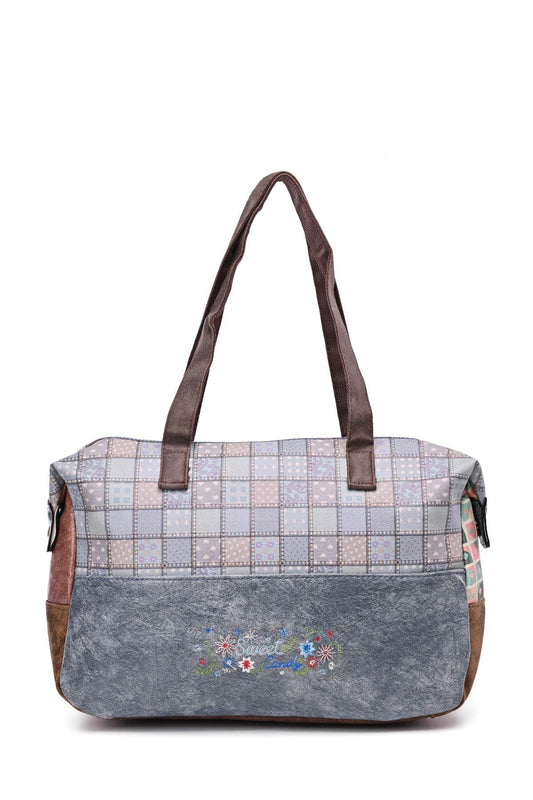 Graue Handtasche mit Karomuster, Blumenstickerei und braunen Henkeln. 'Sweet Candy' Aufschrift und mehrfarbige Details.