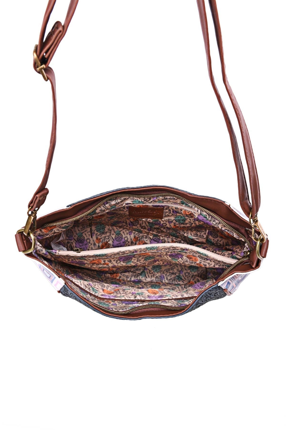 Bunte Umhängetasche mit Lederriemen, geöffnet. Innenansicht zeigt gemustertes Futter und mehrere Fächer.