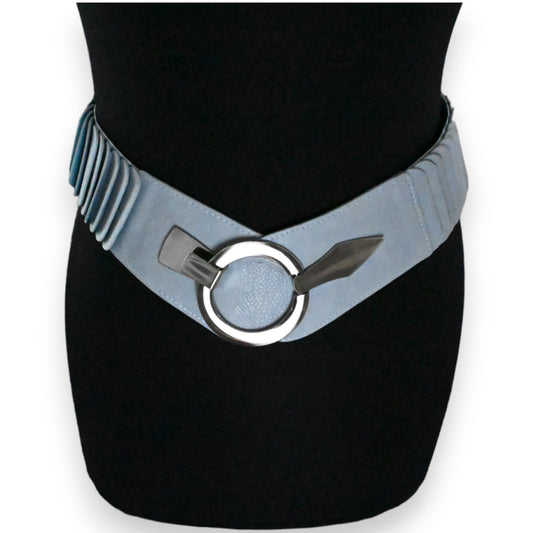 Elastischer blauer Akkordeon-Gürtel mit silbernem Ringverschluss auf schwarzem Hintergrund, modisches Accessoire