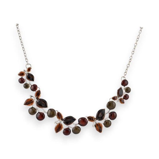 Silberne Halskette mit braunen, roten und schwarzen Blatt- und Kugelanhängern in Herbstfarben