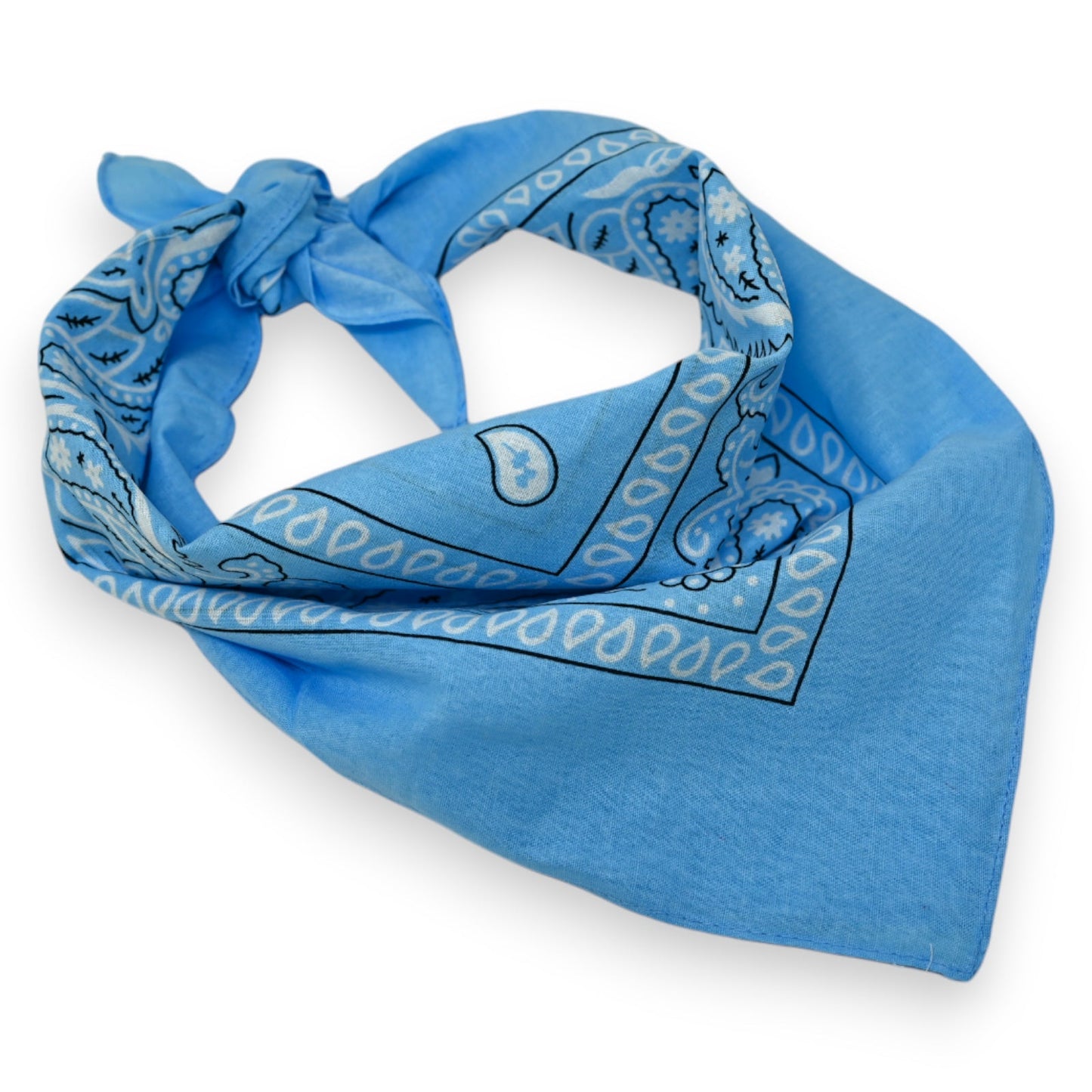 Himmelblaues Bandana mit traditionellem Paisleymuster, geknotet und gefaltet auf weißem Hintergrund