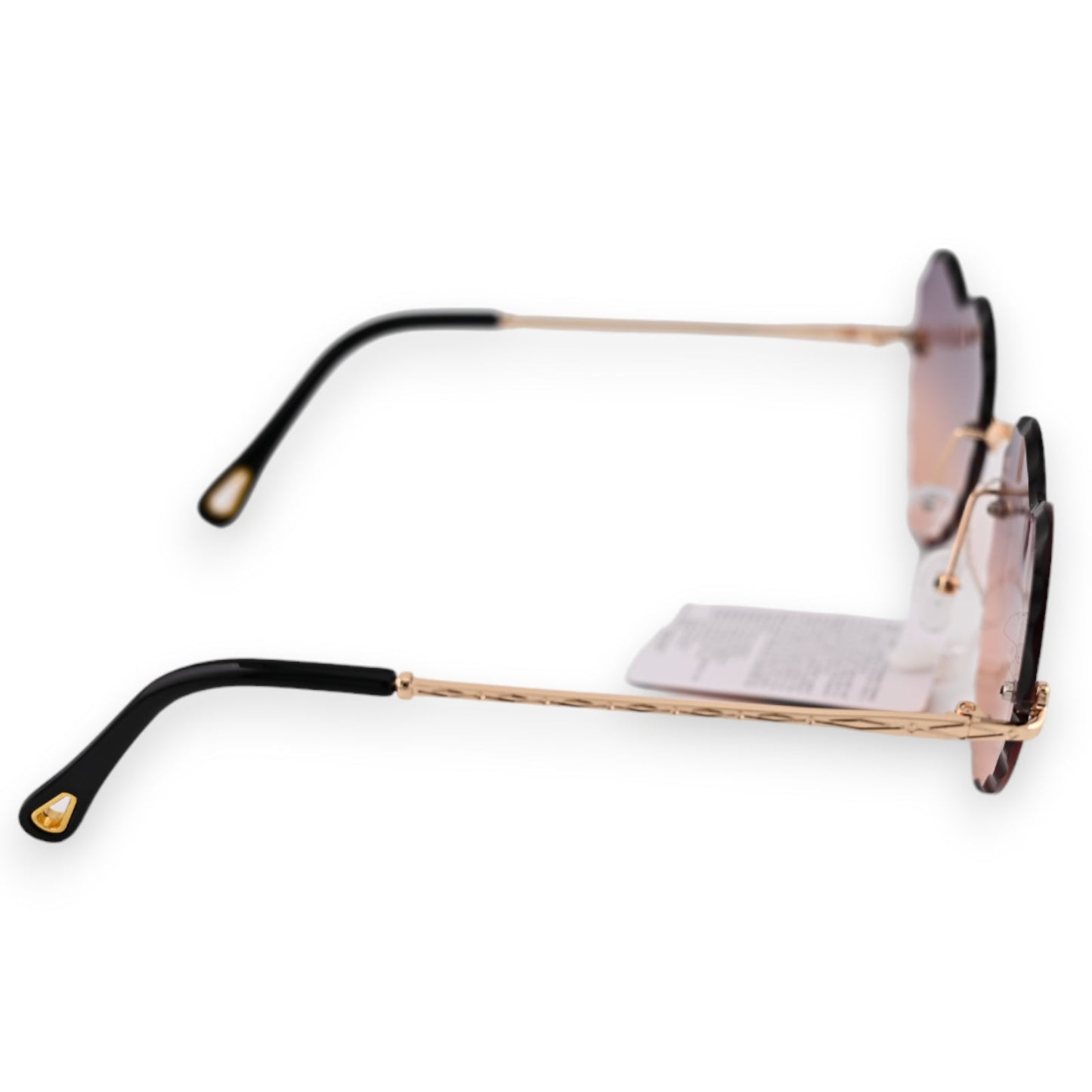 Hippie-Herz-Sonnenbrille mit goldenen Bügeln und braun verlaufenden Gläsern, seitliche Ansicht auf weißem Hintergrund