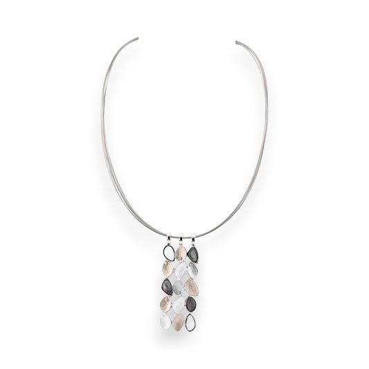 Elegante Silber-Halskette mit kaskadierendem Anhänger aus grauen, weißen und schwarzen Steinen in Tropfenform