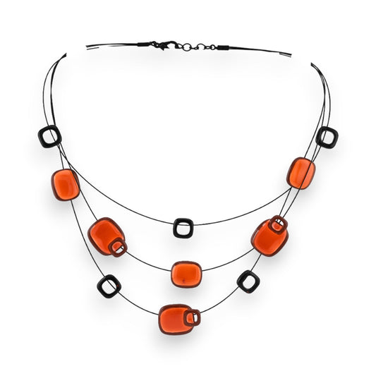 Dreireihige Modeschmuck-Halskette mit orangefarbenen Plättchen und schwarzen Ringen, modern und elegant
