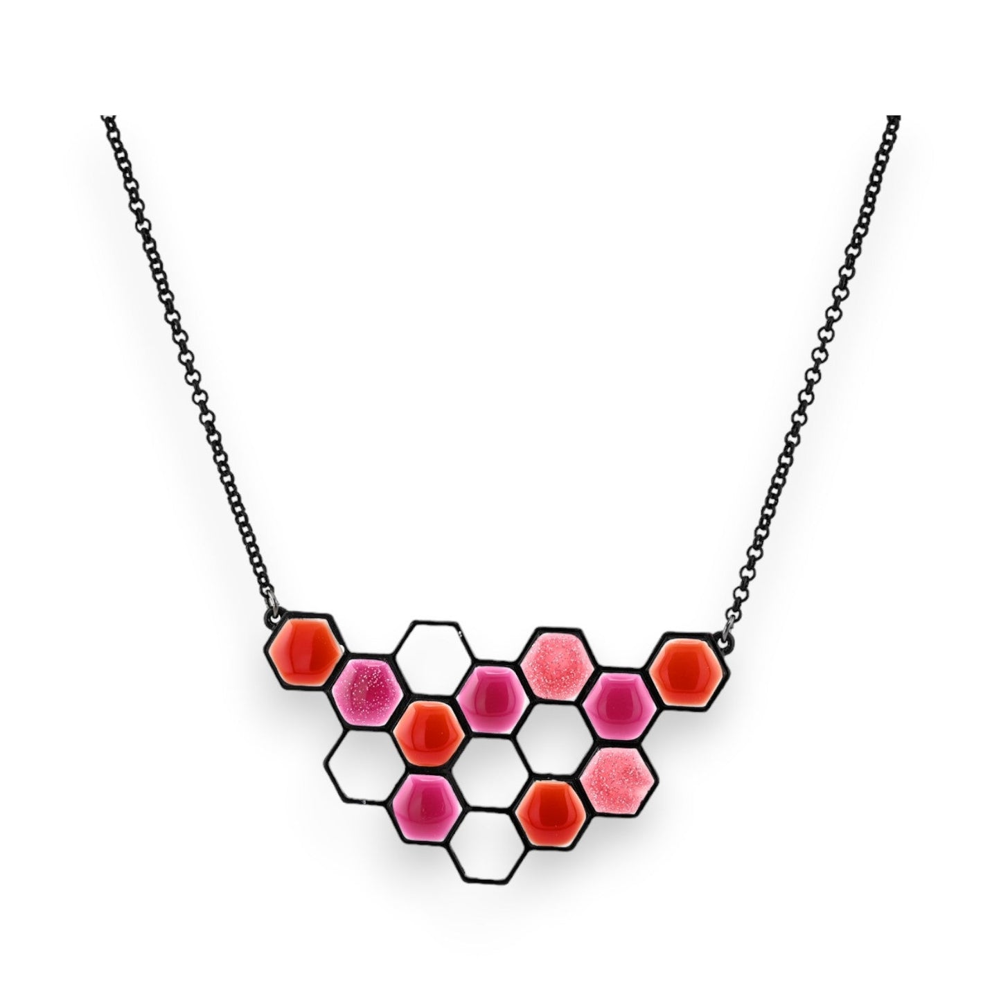 Moderne Halskette mit hexagonalem Anhänger in Rosa- und Orangetönen, geometrisches Wabenmuster auf schwarzer Kette