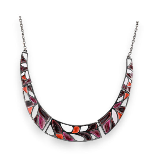 Halbstarres Mosaikhalsband mit bunten Glaseinlagen in Orange, Rot und Lila, modernes Design, eleganter Schmuck