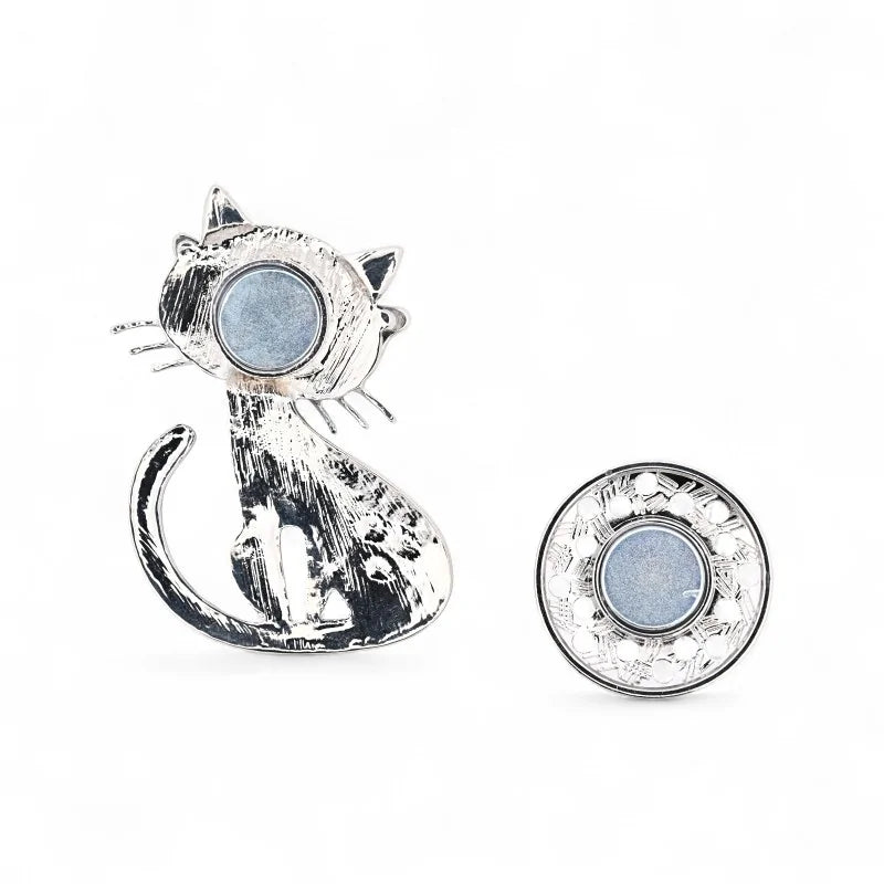 Katze mit Vintage-Brille mit Strass-Halsband und gestreiftem Schwanz - intellektuelle Katzen-Brosche