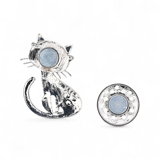 Katze mit Vintage-Brille mit Strass-Halsband und gestreiftem Schwanz - intellektuelle Katzen-Brosche