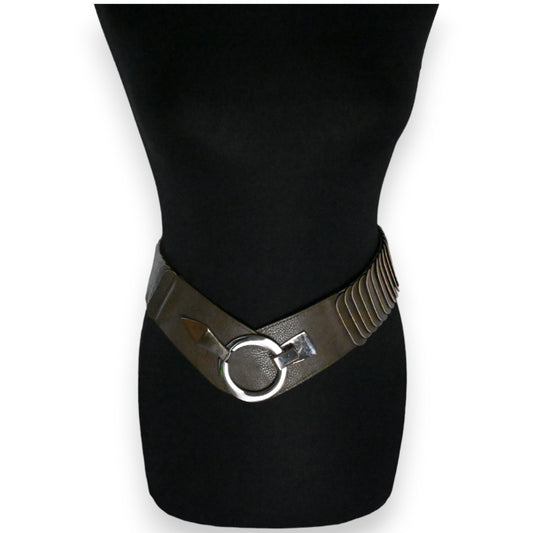 Stylischer Ledergürtel in Khaki mit silbernem Ringverschluss auf schwarzem Kleid, modisches Accessoire für Damen