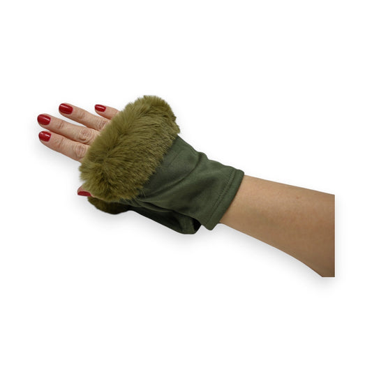 Khaki-farbener Handschuh mit Kunstfell-Besatz, fingerlos, am Handgelenk einer Hand mit rot lackierten Nägeln