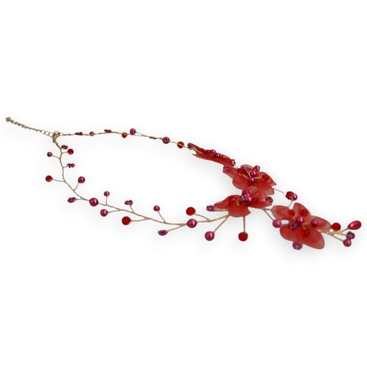Filigrane Halskette mit kirschroten Stoffblumen und Perlen auf vergoldetem Metalldraht, elegantes Blumenschmuckstück