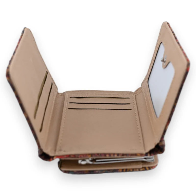 Kleine kompakte Kork-Geldbörse geöffnet, die die Innenfächer zeigt