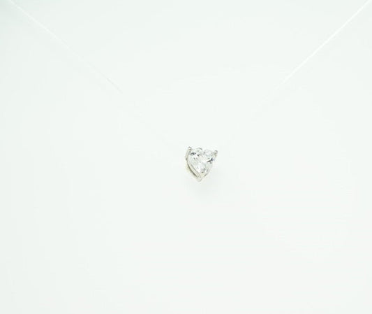 Zierliches herzförmiges Medaillon aus Silber auf weißem Hintergrund, feine Detailarbeit, eleganter Schmuckanhänger