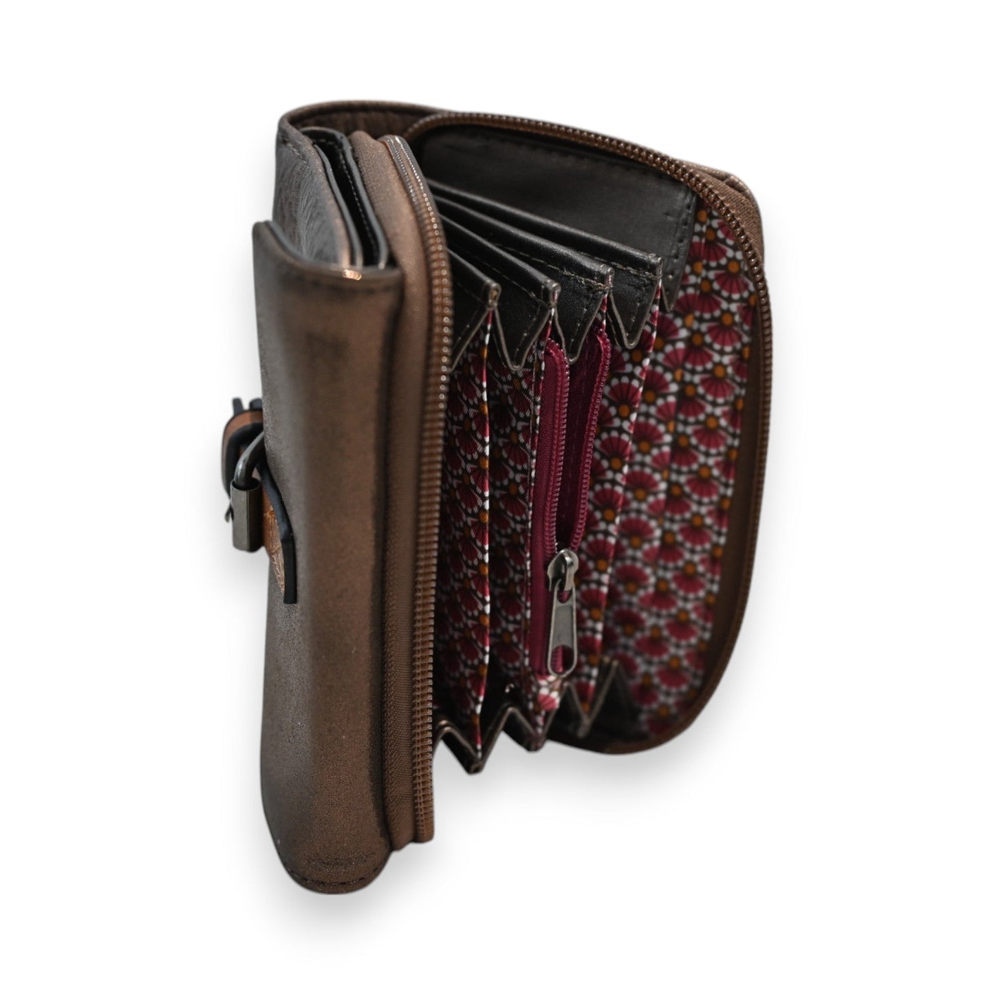 Kompakte Brieftasche aus braunem Leder, geöffnet mit Reißverschluss, Kartenfächern und gemustertem Innenfutter