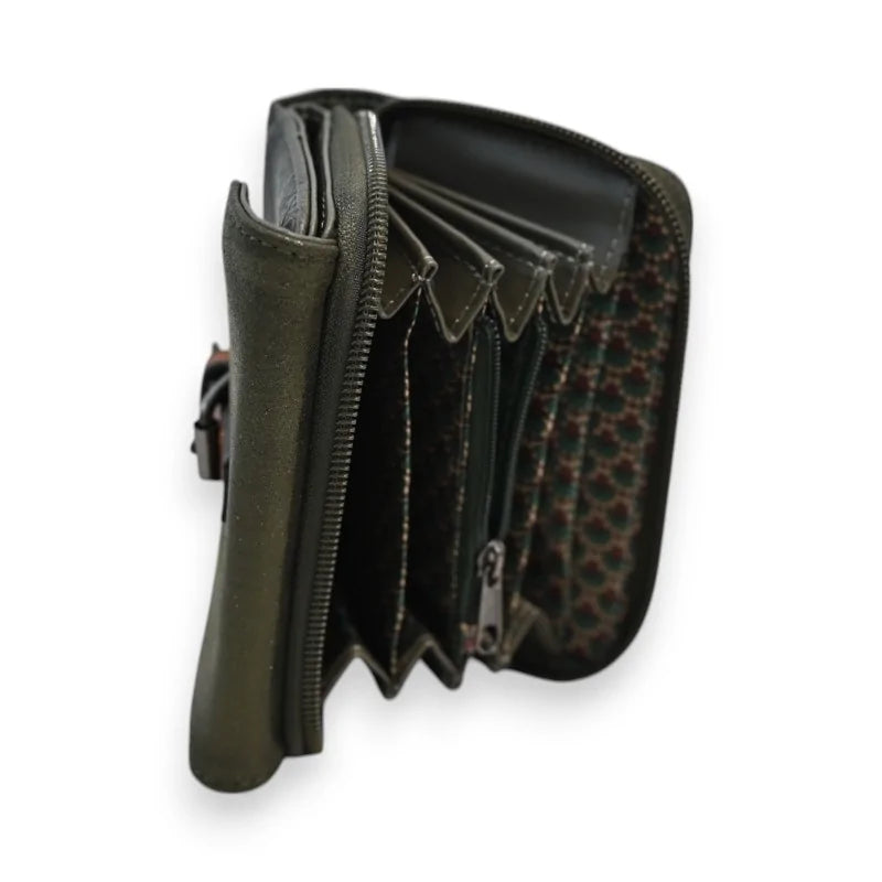 Kompakte khakifarbene Geldbörse Mélanie Paris geöffnet, zeigt Fächer und Verschluss é...