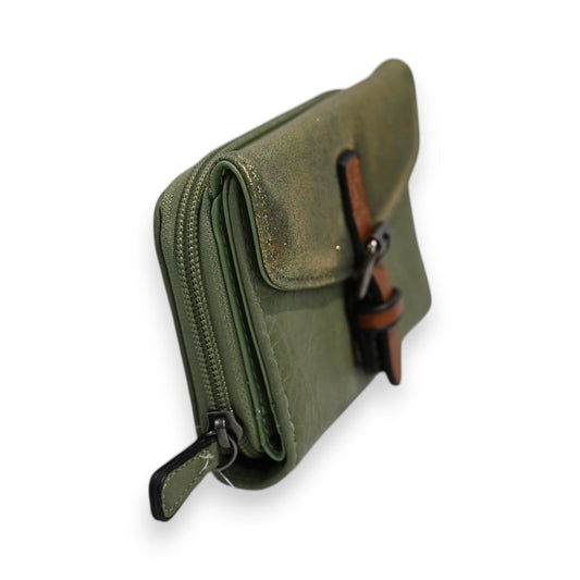 Kompakte grüne Brieftasche mit Reißverschluss und Lederriemen, seitliche Ansicht auf weißem Hintergrund