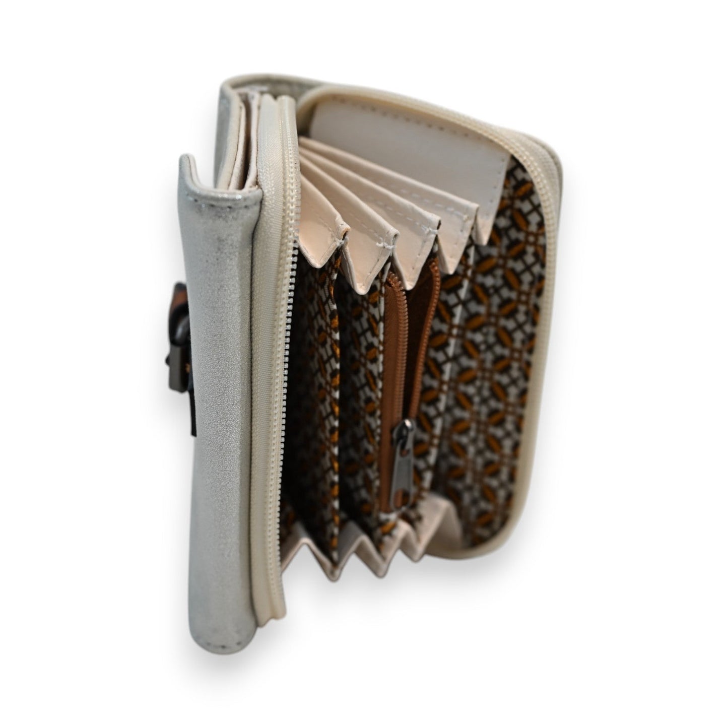 Kompakte Geldbörse in Silber-Creme mit Reißverschluss, Kartenfächern und gemustertem Innenfutter, geöffnet präsentiert