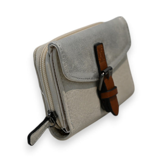 Kompakte silber-cremefarbene Geldbörse mit Reißverschluss und braunem Lederriemen, Seitenansicht auf weißem Hintergrund