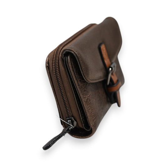 Kompakte braune Leder-Brieftasche mit Reißverschluss und Schnallenverschluss, seitliche Ansicht auf weißem Hintergrund