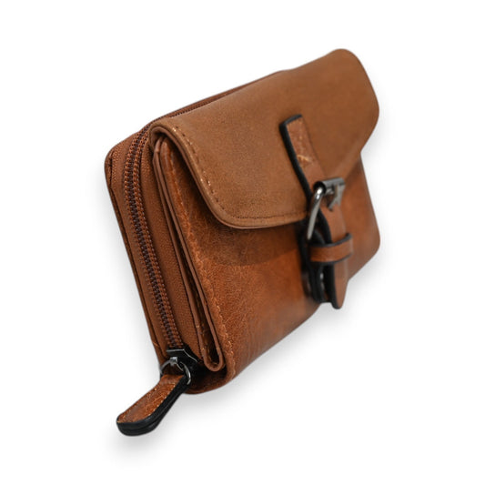 Kompakte braune Ledergeldbörse mit Reißverschluss und Schnallenverschluss, seitliche Ansicht auf weißem Hintergrund