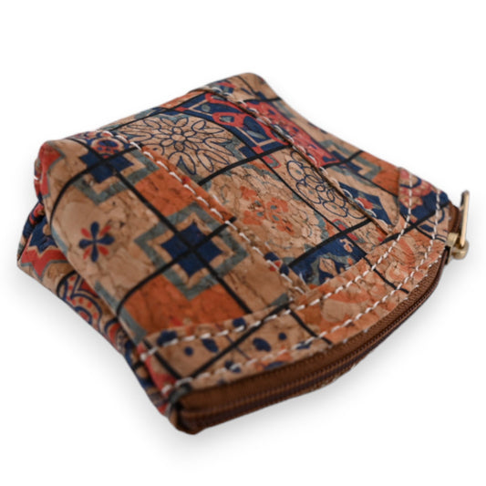 Bunte Geldbörse aus Kork mit Mosaik-Muster in Rot, Blau und Beige, mit Reißverschluss und dekorativen Nähten