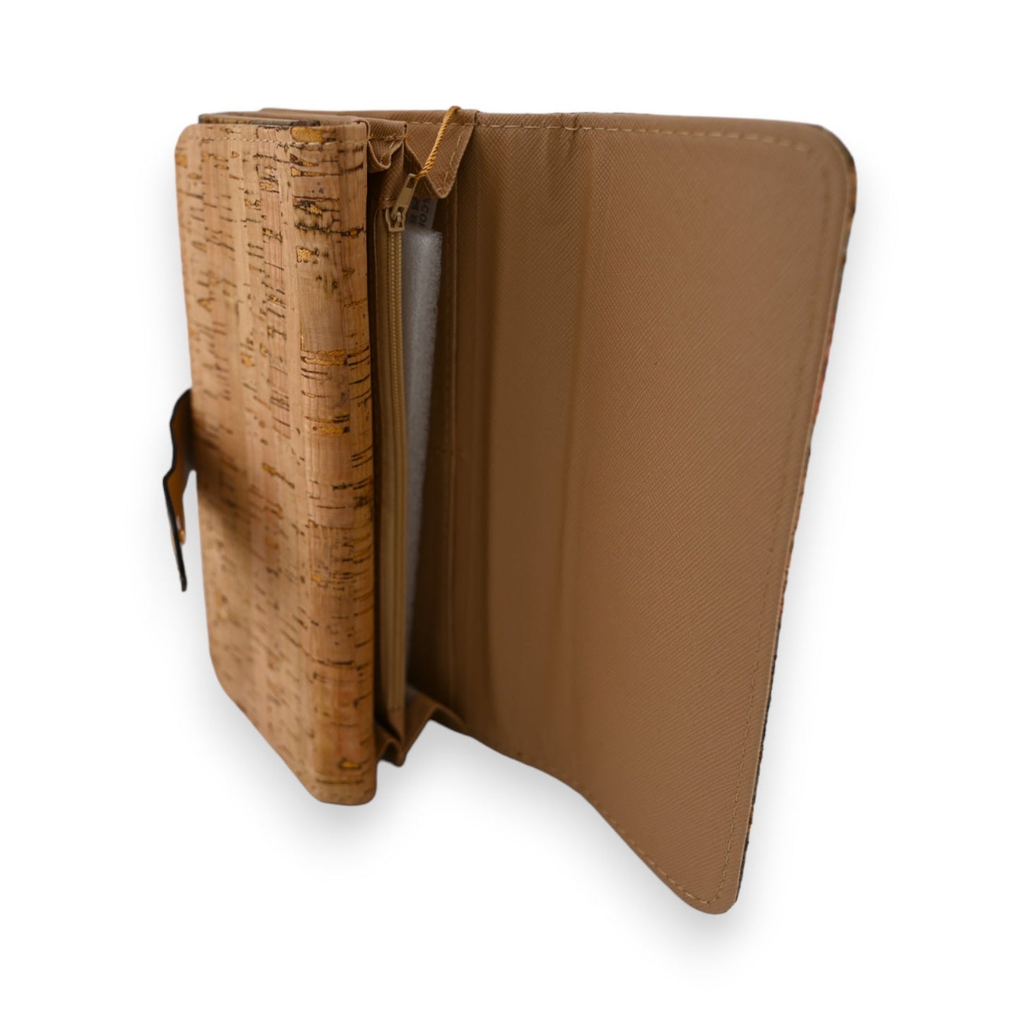 Braune Ledergeldbörse mit Korkdetails, halb geöffnet, zeigt Reißverschluss und innere Fächer, auf weißem Hintergrund