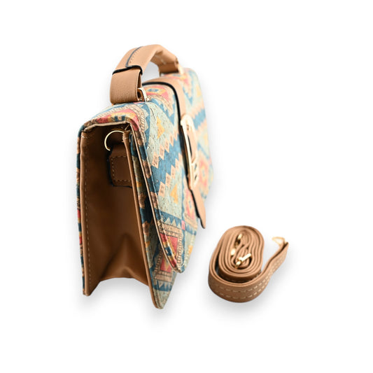 Umhängetasche aus Kork mit buntem geometrischem Muster, beigefarbenem Lederriemen und Innenfutter, seitliche Ansicht