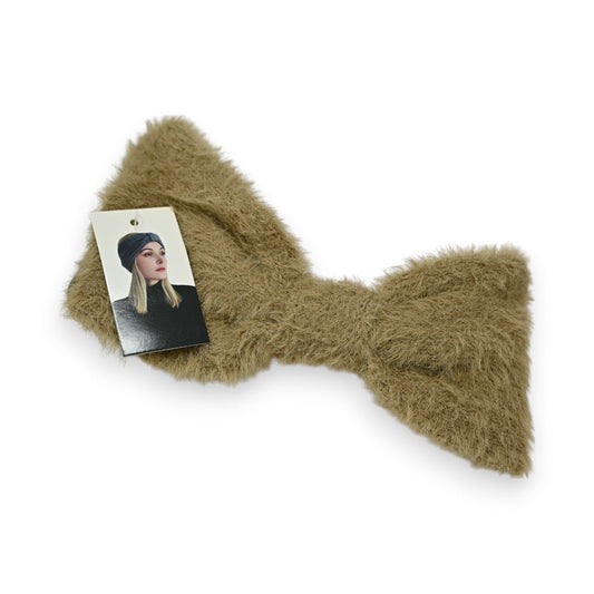 Flauschiges Stirnband in Taupe mit Schleife, daneben Produktfoto einer Frau mit dunklem Stirnband und blonden Haaren