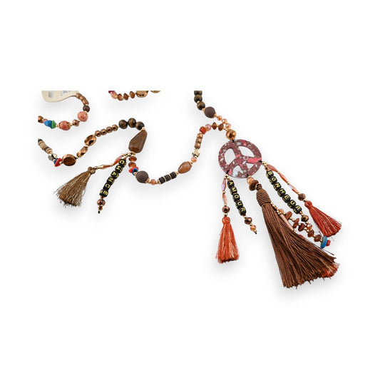 Lange Boho-Halskette mit bunten Perlen, Quasten und Peace-Medaillon. Hippie-Schmuck im Ethno-Stil aus Holz und Stein.
