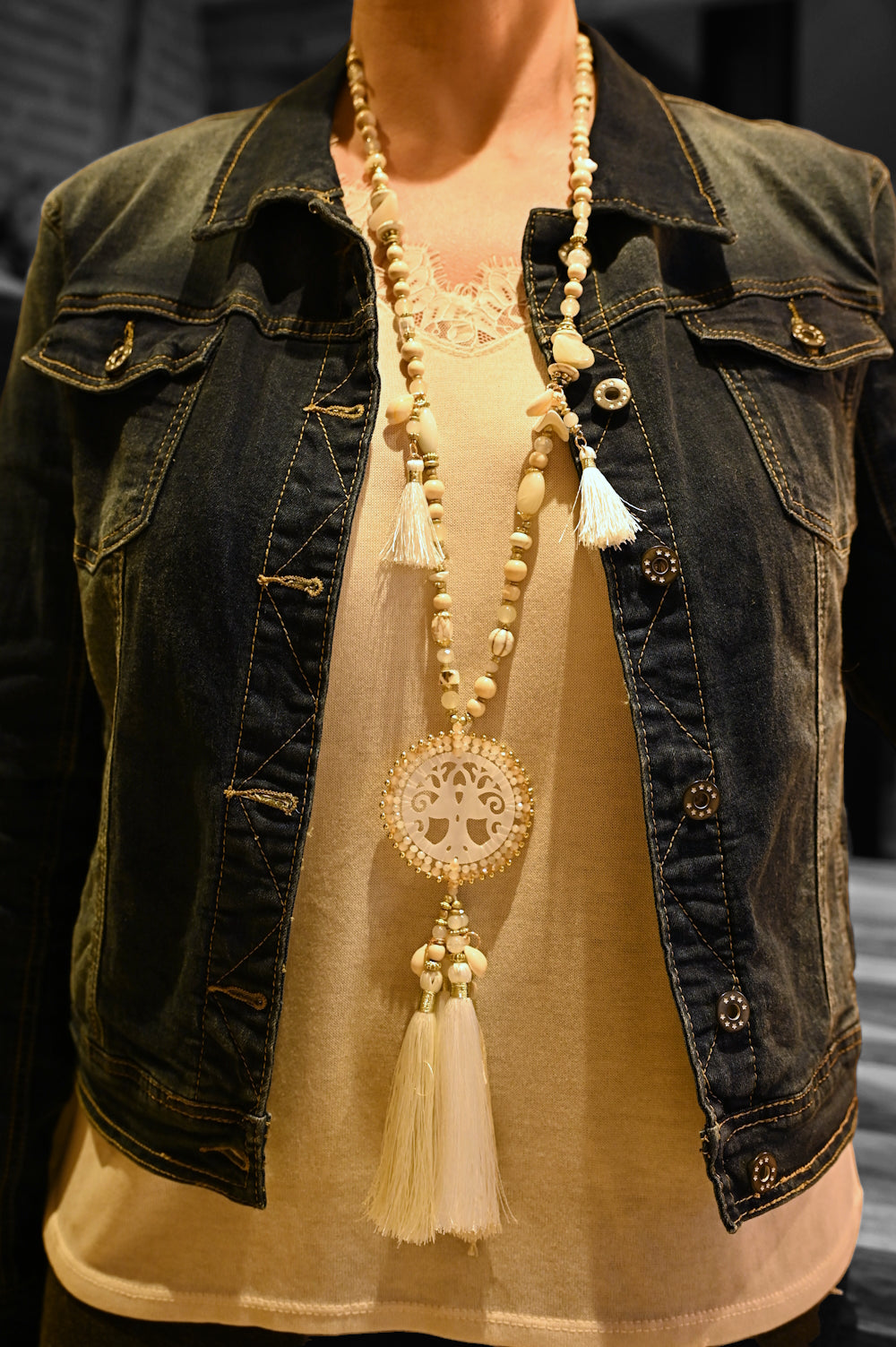 Fantasie Lange Halskette beige und weiß Lebensbaum Medaillon